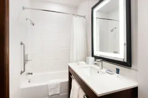 Four Points by Sheraton Calgary Airport - Salle de bain