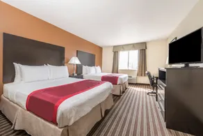 Days Inn & Suites by Wyndham Dallas - Room