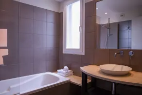The Originals Boutique, Hôtel Marytel, Montbrison - Badeværelse