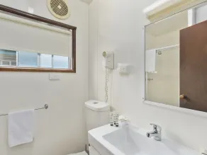 Shoalhaven Heads Village - Bathroom