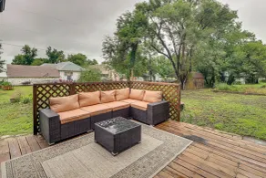 Renovated Schoolhouse w/ Piano & Private Deck! - Innenbereich