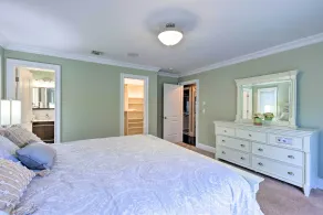 25 Mi to Nyc: Walkable Long Island Apt w/ Balcony - Interior