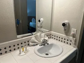 Days Inn by Wyndham El Centro - Bathroom