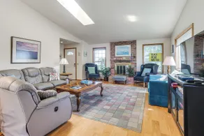 < 1 Mi to Beach! Ocean-view Getaway in Freeland - Innenbereich