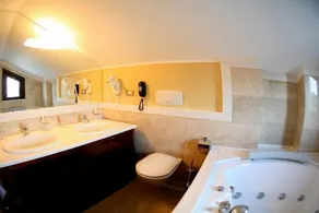 Vigo Hotel - Bathroom