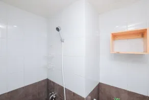 Cozy and Simply 1BR Green Pramuka Apartment - Badrum
