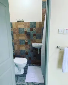 Miriam Inn, Chaka - Baño