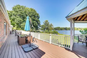 Live Large on Saddle Lake! Family Home w/ Dock - Innenbereich