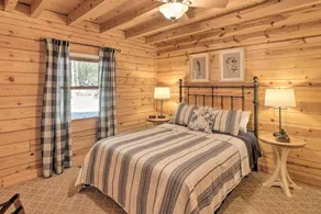 'serenity Woods' Cabin w/ Hot Tub & Fire Pit - Værelse