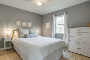 Benton Harbor Home w/ Fire Pit - 2 Mi to Beach! - Værelse