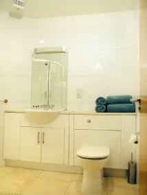 St Angela’s Lakeside Aparthotel - Baño