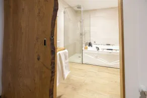 Posada de Monfragüe. ESPJ - Bathroom