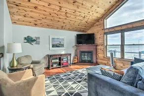 Delightful Isle Retreat w/ Boat Dock & Slip! - Interiör
