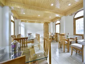 The Avenue River Side Hotel - Near Volvo Bus Stand Manali - Restaurant