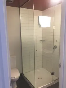 Nomads Queenstown Hostel - Bathroom