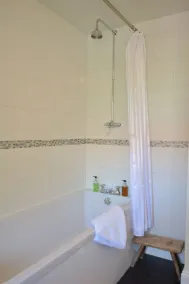 The Dolphin Inn - Bathroom
