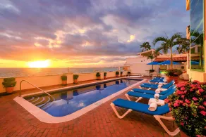WIVC Casa de la Playa Condo - Literally on the Beach with Swimming Pool & Jacuzzi - Piscina