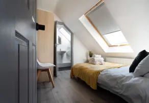 Family Holiday Home With Hot Tub Sleeps 8 - Room