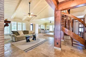 Pool & Putting Green: Group Getaway in Glendale! - Intérieur