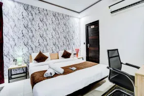 KINGS COURT HOTEL - Room