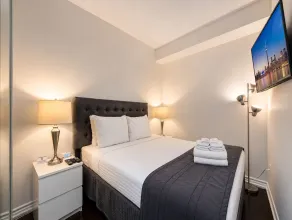 Downtown Toronto 2 Bedroom Suite Near Business District, U of T, UHN Hospitals - Camera