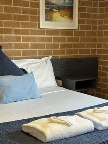 The Oaks Hotel Motel - Room