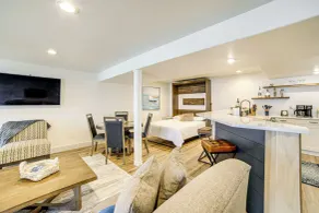 Clarklake Lakefront Apt w/ Hot Tub & Beach - Innvendig