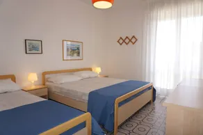 Wohnung mit hellem Balkon am Meer - Zimmer