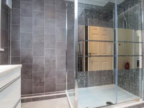 Flat 1, Sandridge Court - Badezimmer