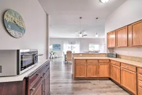 Swim, Hike & Fish: Canalfront Gem in Ocean Shores - Innenbereich