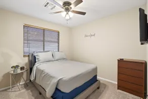 Cozy Hidden Gem - 3BR - 1Den w Backyard - Værelse