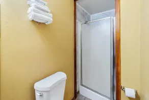 DELUXE INN - Bathroom