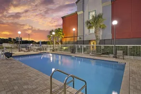 Best Western Plus Chain of Lakes Inn & Suites - Pool