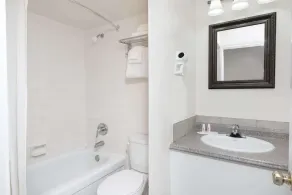 Super 8 by Wyndham Cambridge/Kitchener/Waterloo Area - Salle de bain