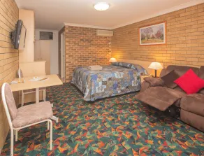 Settlers Motor Inn - Room