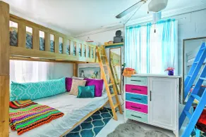 Oceanfront White Stone Cottage w/ Private Beach! - Innvendig