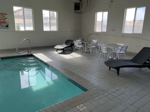 Super 8 by Wyndham Pueblo - Piscine