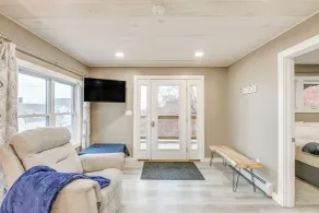 Cozy Maine Getaway: Covered Deck, Walk to Beach! - Innvendig