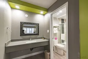 The SeaScape Inn - Bathroom