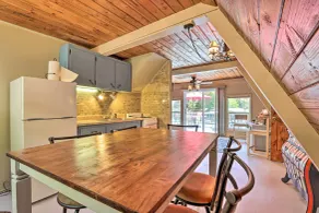 Lakefront Rocky Mount Cabin w/ Dock & Kayaks! - Interiör