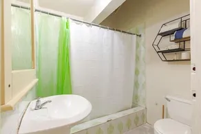 Insight Studio at Csompo Silver Manor - Bathroom