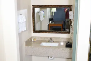 Days Inn by Wyndham Houston - Bathroom