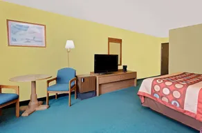 Super 8 by Wyndham Sturgeon Bay - Room