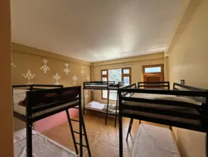 Yellowjackets Hotel Tosh - Room