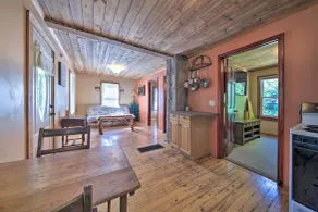 Pet-Friendly Cottage w/ Fire Pit - 3 Mi to SIU! - Interior
