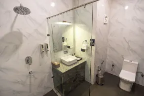 Aotel by Clarks Inn Palampur - Bathroom