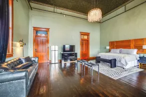 Stylish Private Balcony: Downtown Marshall Studio! - Interior