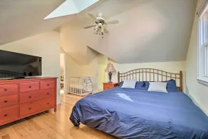 Family Home near NY Beach - Private Workspace - Room