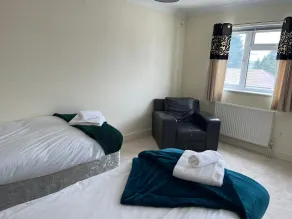 3-bed Semi-detached House, Wifi, Parking, Outdoor Space - Room