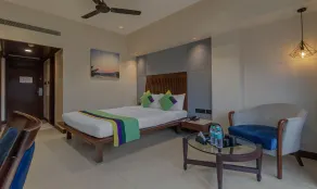 Treebo Regency - Bund Garden, Dhole Patil Road - Room